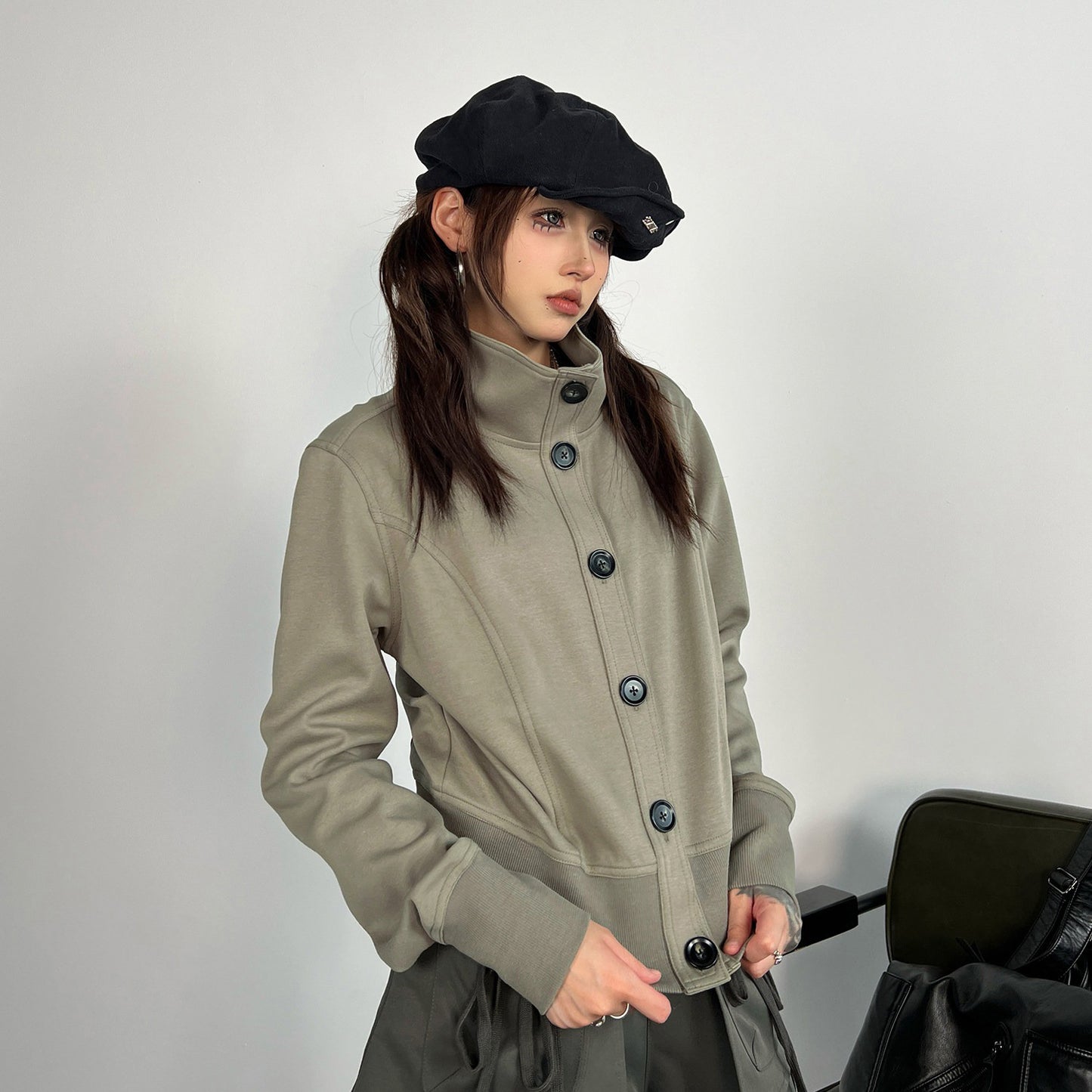 【アウター】韓国風ショートジャケット レディース 秋新作 スタンドカラー グレイッシュグリーン すっきりシルエット【FCシリーズ】