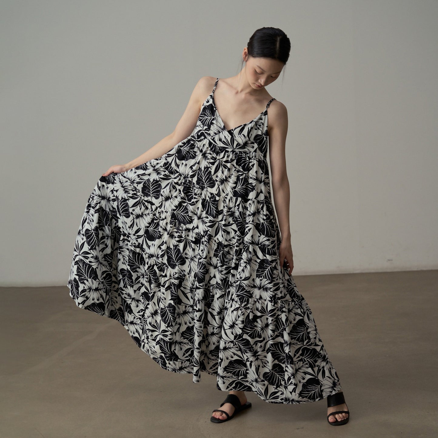 【ワンピース】フレンチシックなモノクロ花柄ワンピース ノースリーブ ゆる可愛スリム見えデザイン【SHシリーズ】