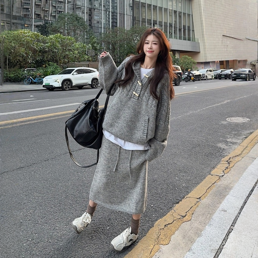 【60%OFF⭐️早い者勝ち】【セットアップ】リラックス感 トグルボタン プルオーバー フード付きニット + スカート 2点上下セット【JZシリーズ】