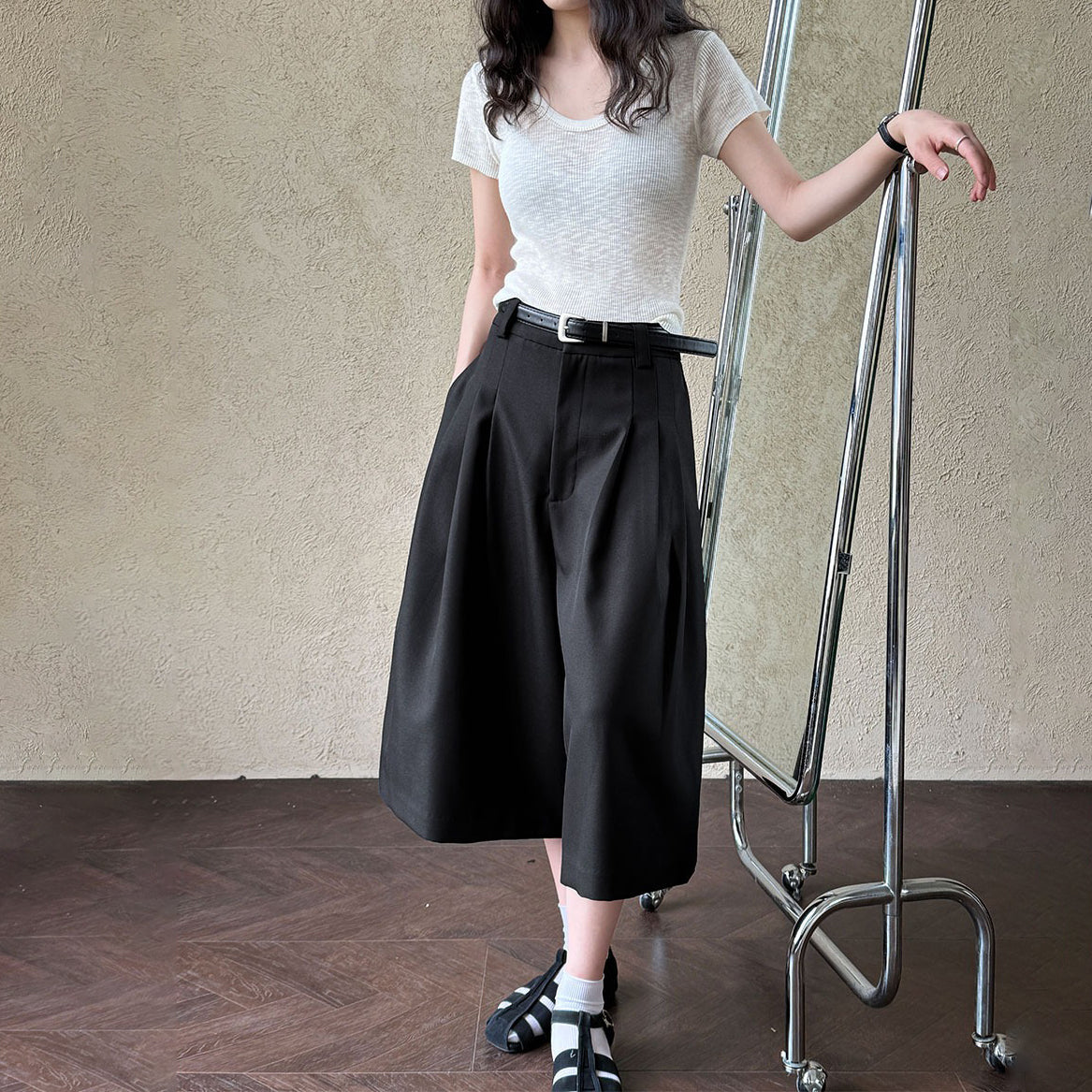 【ボトムス】夏新作・日系カジュアルスーツ風タック入りワイドハーフパンツ（8分丈・通勤にも）【SNシリーズ】