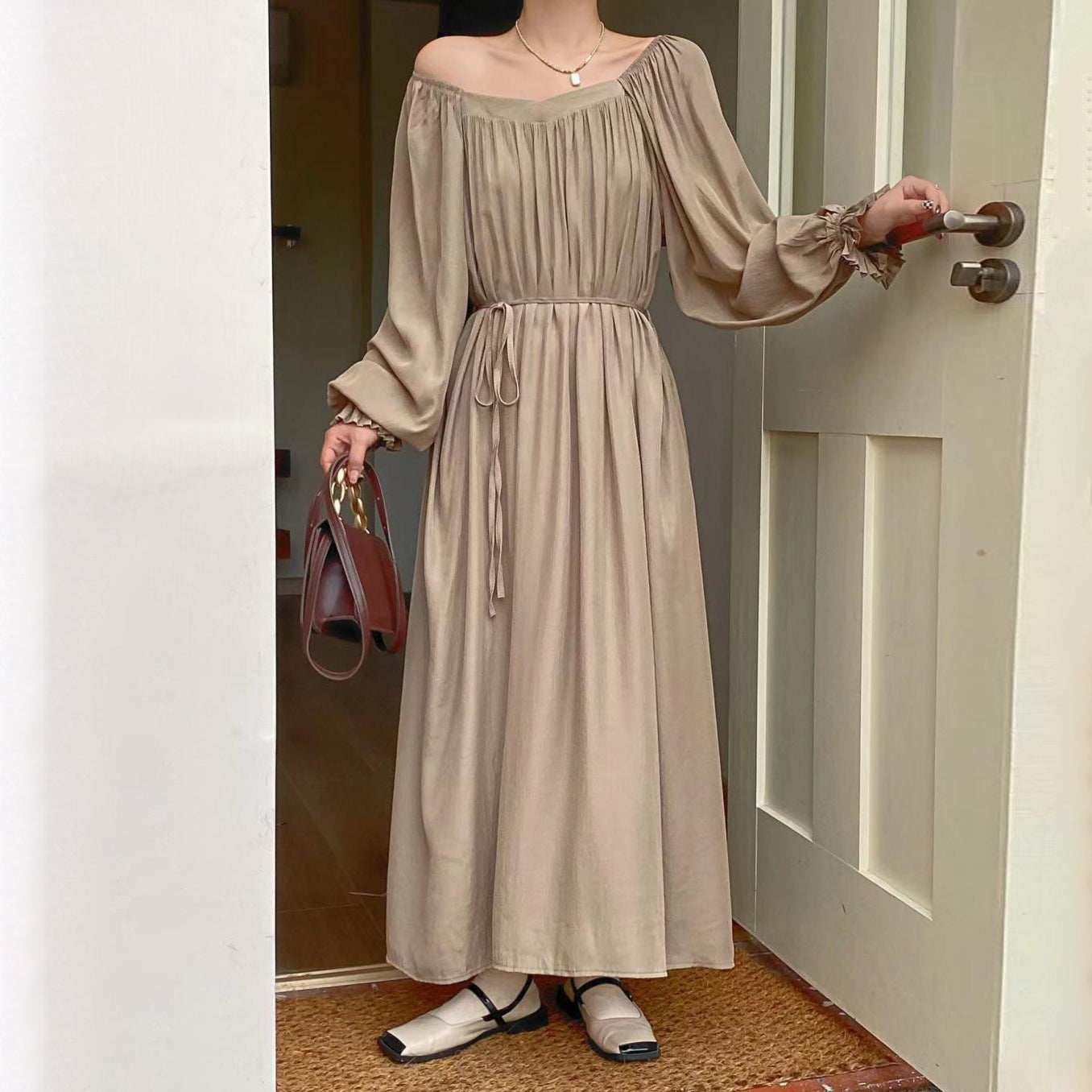 【ワンピース】夏春秋 全7色 韓国風オフショルダー ゆったり シルエットでスリムに見える 長袖ワンピース