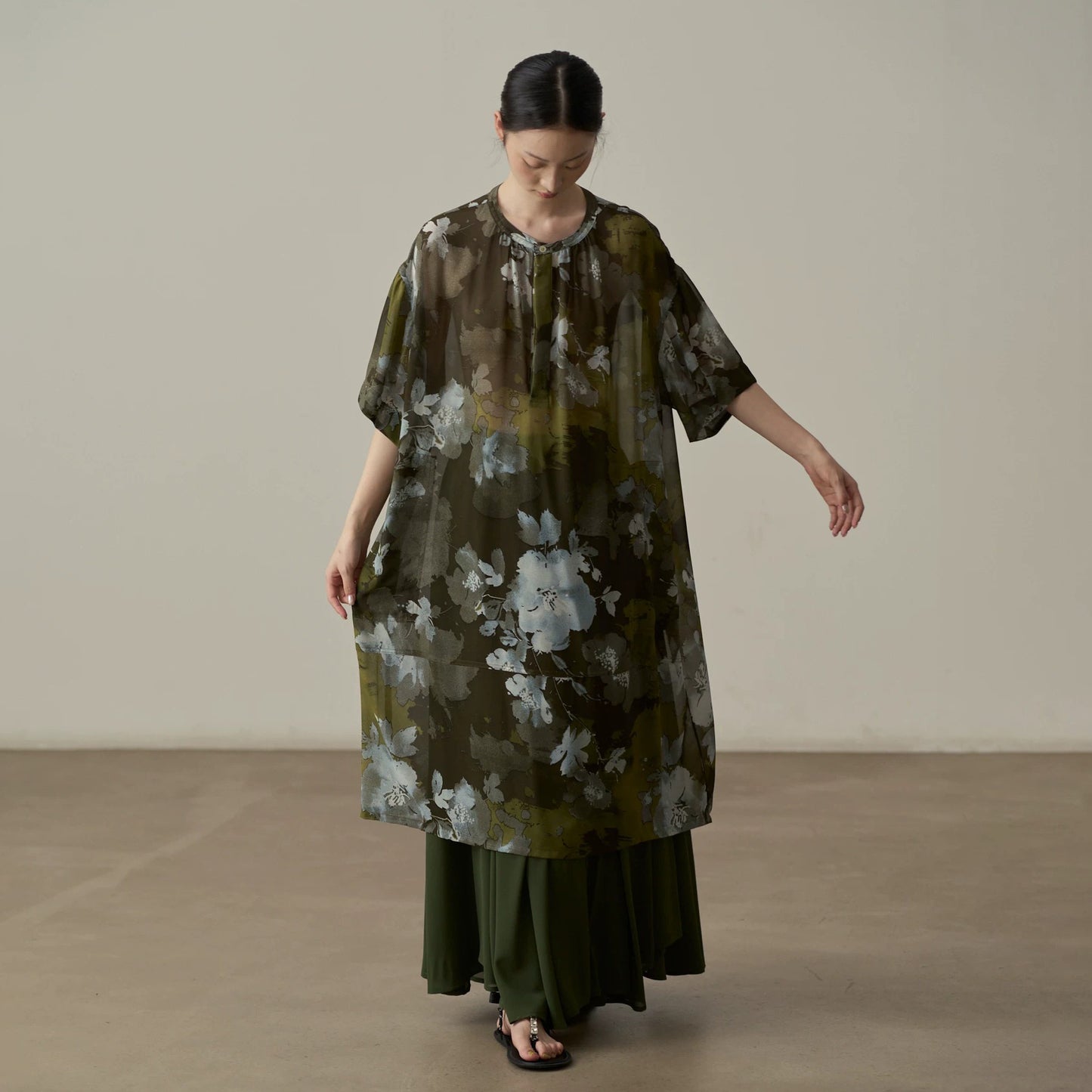 【トップス】シャツ レディース 水墨花柄 シフォン ロングシャツ 長袖 UVカット 羽織り ゆったり【JZシリーズ】【SHシリーズ】【10～15日内発送】