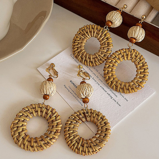 【🎁 B2G1｜先行スタート！】【グッズ】高級感 海辺バカンス ストロー編みピアス ノンホールクリップタイプ イヤリング