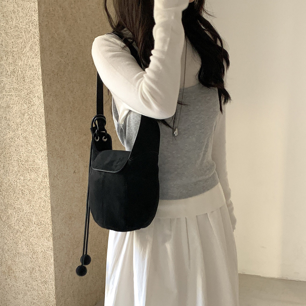 【バッグ】スエード調 ハンドバッグ ファーチャーム付き シンプル 高級感 ショルダーバッグ