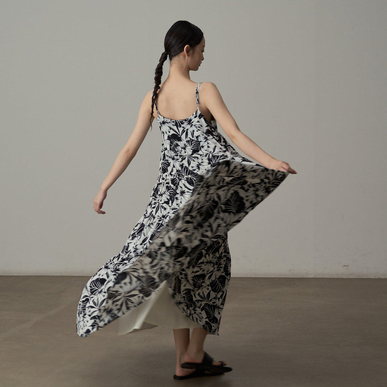 【ワンピース】フレンチシックなモノクロ花柄ワンピース ノースリーブ ゆる可愛スリム見えデザイン【SHシリーズ】