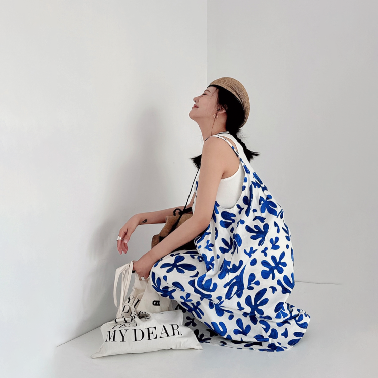 【ワンピース】リゾート風 ブルー花柄ワンピース レディース 夏 キャミワンピ ロング丈 ノースリーブ 大人上品 フェミニン【SHシリーズ】【15～20日内発送】
