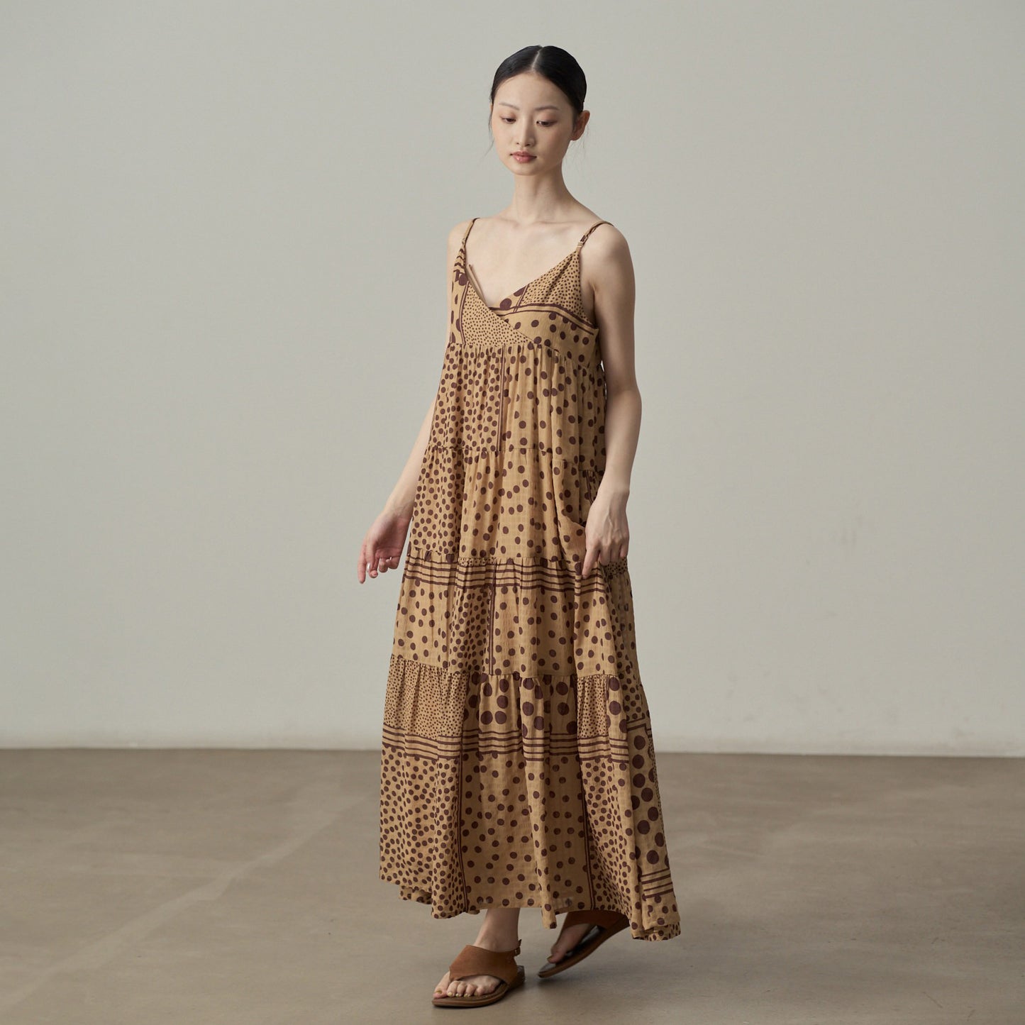 【ワンピース】ワンピース レディース ドット柄 キャミワンピース ティアード ロング丈 ノースリーブ ゆったり リゾート風【JZシリーズ】【10～15日内発送】