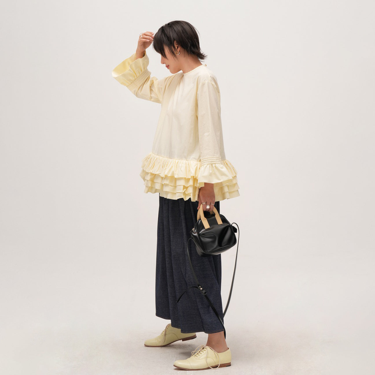 【トップス】無地 フリル ブラウス シャツ レディース ゆったり 体型カバー 大きいサイズ ミディアム丈 長袖 シャツ デザイン感 トップス【JZシリーズ】