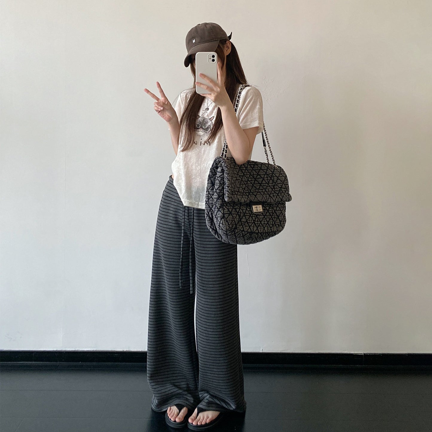 期間限定⭐️60%OFF【トップス】フロッキー混紡 Tシャツ レディース 夏 ハンドペイント 可愛いネコ柄 光沢感 クルーネック 半袖 ルーズフィット カジュアル 人気【FCシリーズ】
