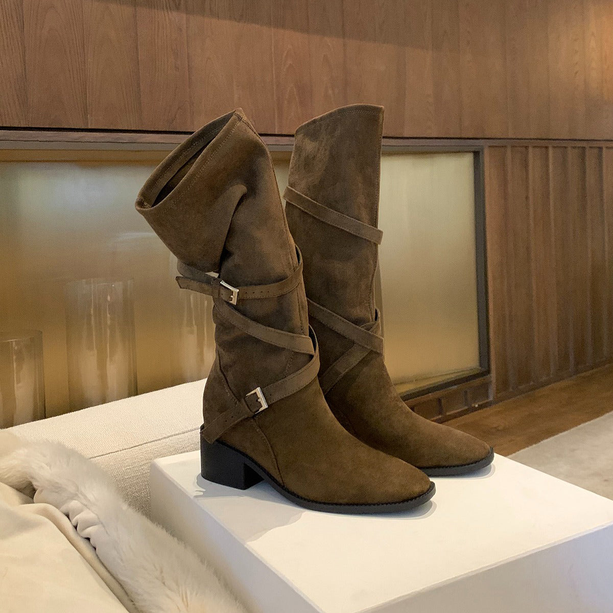 【シューズ】美脚効果 尖丸トゥ クロスベルト 太ヒール ミドルブーツ