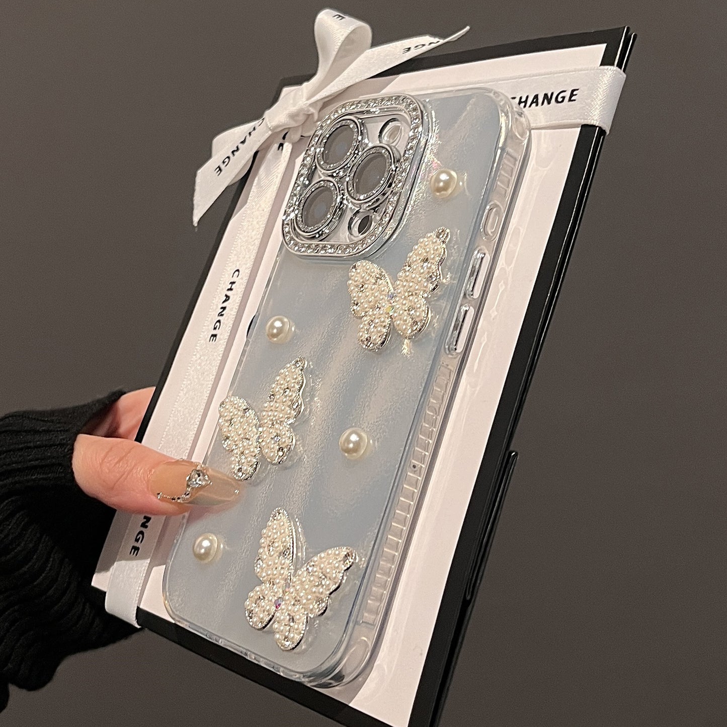 【グッズ】iPhone 16 Pro Max / 15 Pro / 14 Plus / 13 / 12 Pro / 11 用 高級感 ラグジュアリー 新作 立体パール 蝶モチーフ キラキラ ミラーケース レディース スマホカバー
