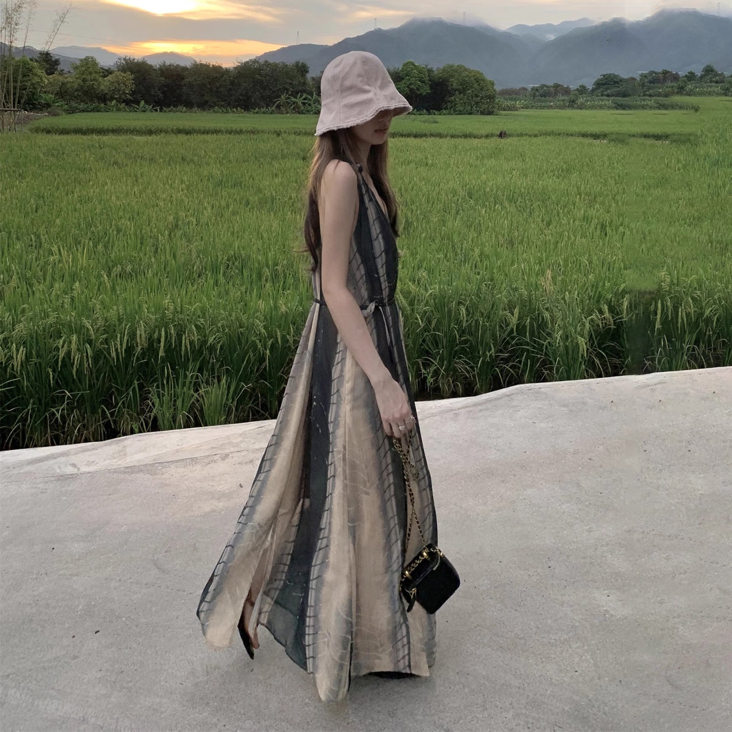 【ワンピース】アートプリント × デザイン感のある 夏用ノースリーブ Vネック タンクトップ風ロングワンピース【SHシリーズ】