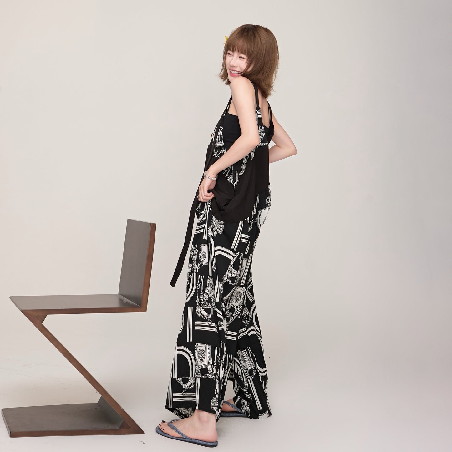 【ボトムス】ミュージックムード漂う Vネックサロペット ゆったりオーバーサイズ 春夏新作 ワイドパンツオールインワン【SHシリーズ】