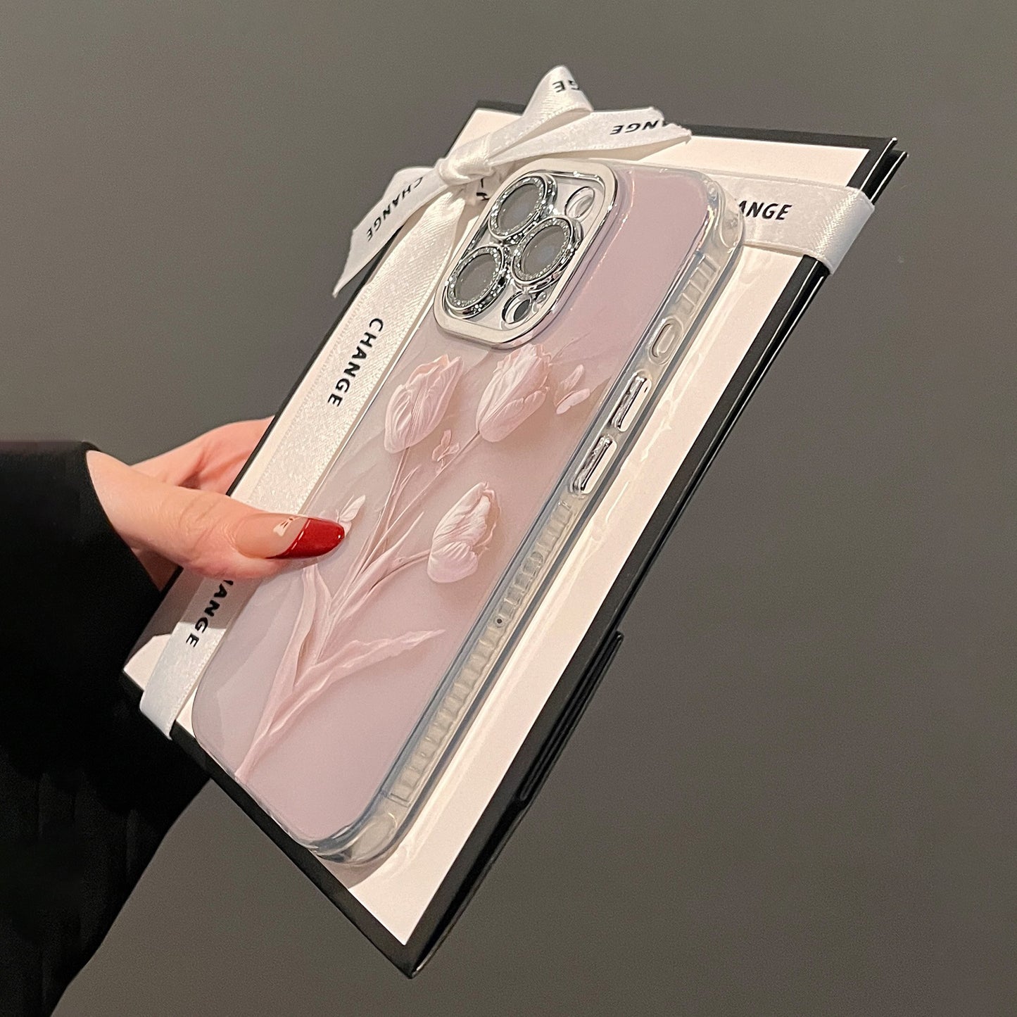 【グッズ】iPhone 16 Pro Max / 15 Pro / 14 PM / 13 / 12 / 11 PM 用 春新作 淡いピンク クリームカラー チューリップ 全面保護 レンズカバー付き 高級感 小众 レディース ストラップ付き