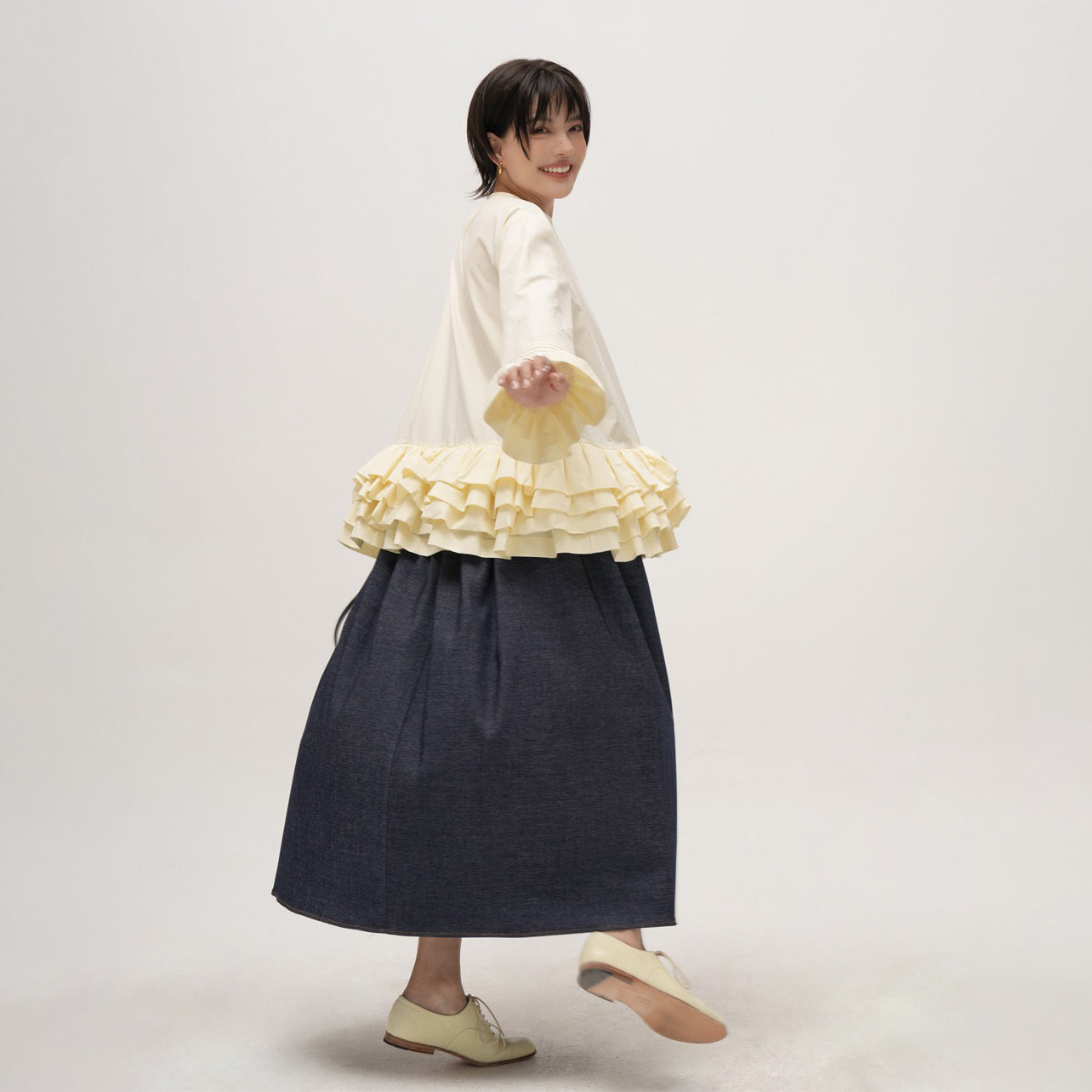 【トップス】無地 フリル ブラウス シャツ レディース ゆったり 体型カバー 大きいサイズ ミディアム丈 長袖 シャツ デザイン感 トップス【JZシリーズ】