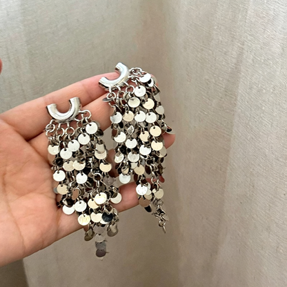 【グッズ】スパンコールフリンジスタッドピアス レディース 大ぶり メタル 個性派 高見えアクセサリー