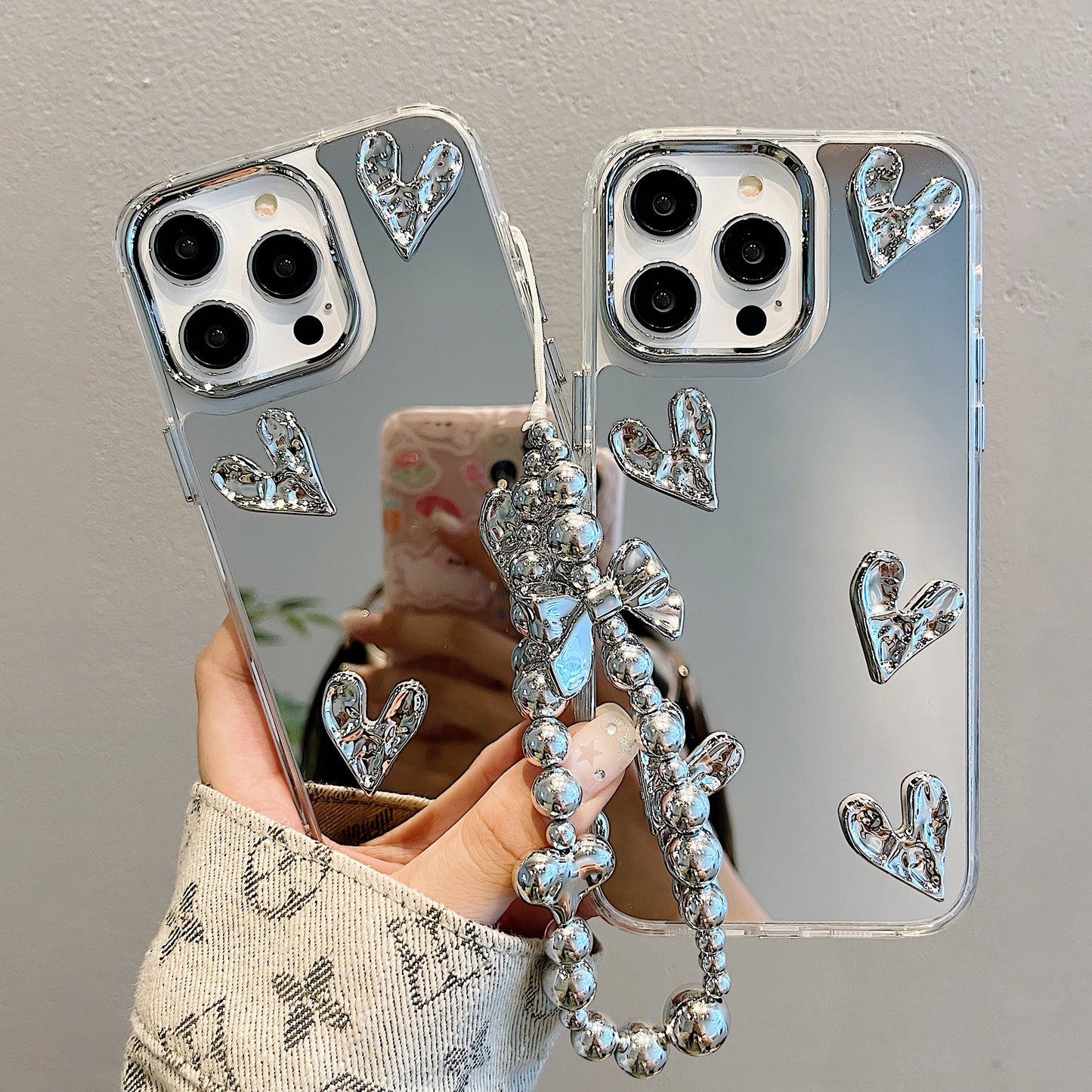 【グッズ】iPhone 15 Pro Max / 16 Pro / 14 / 13 Pro / 12 / 11 用 高級感 インスタ風 メッキ加工 シワ加工 立体ハート 気質レディース ブレスレット風 ミラーケース スマホカバー