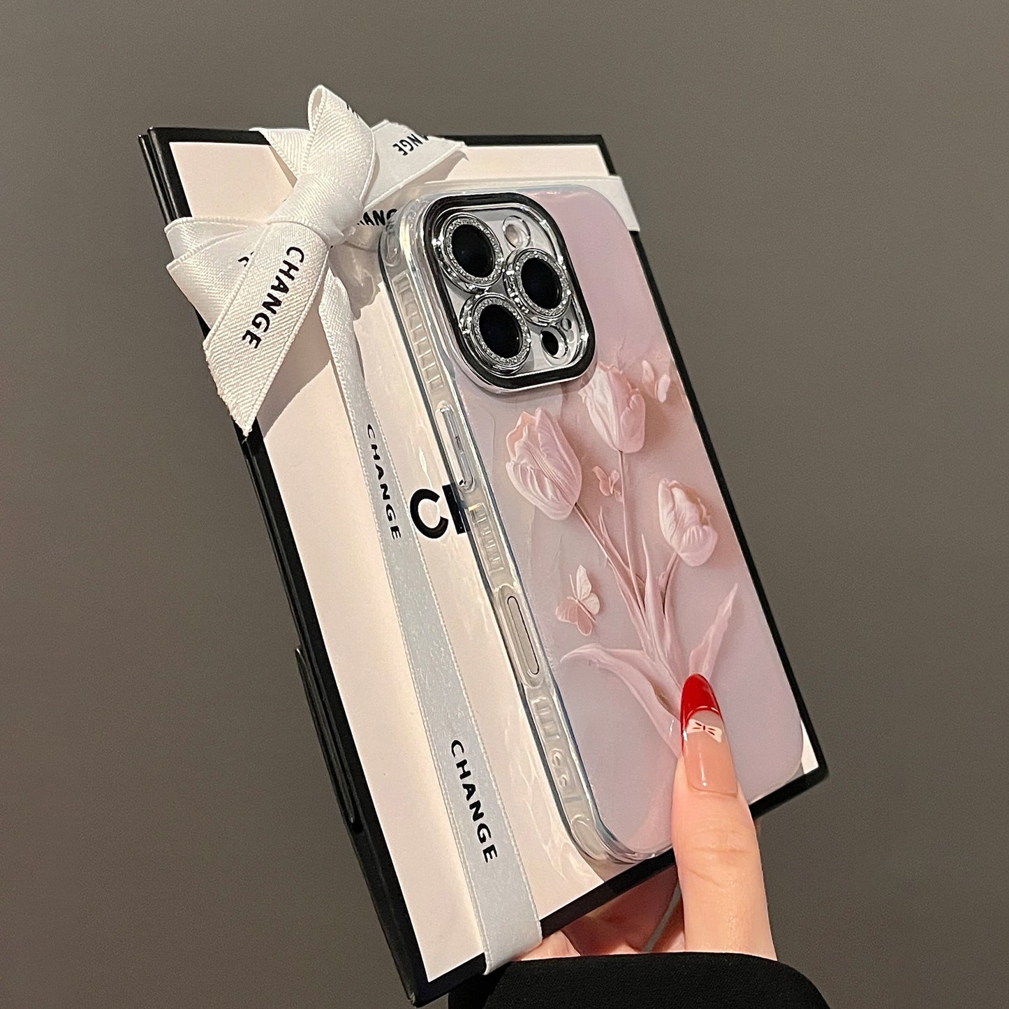 【グッズ】iPhone 16 Pro Max / 15 Pro / 14 PM / 13 / 12 / 11 PM 用 春新作 淡いピンク クリームカラー チューリップ 全面保護 レンズカバー付き 高級感 小众 レディース ストラップ付き