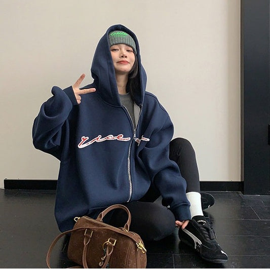 【アウター】斜めファスナー パッチ刺繍 フード付き ジャケット 【FCシリーズ】