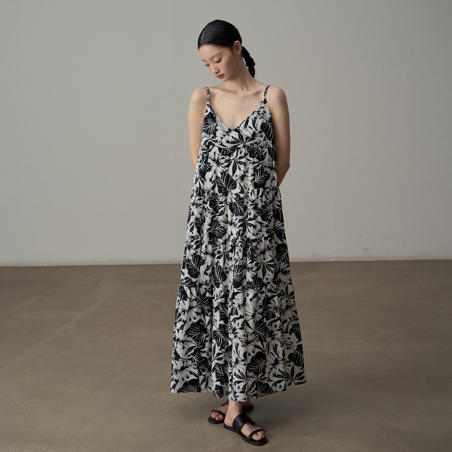 【ワンピース】フレンチシックなモノクロ花柄ワンピース ノースリーブ ゆる可愛スリム見えデザイン【SHシリーズ】