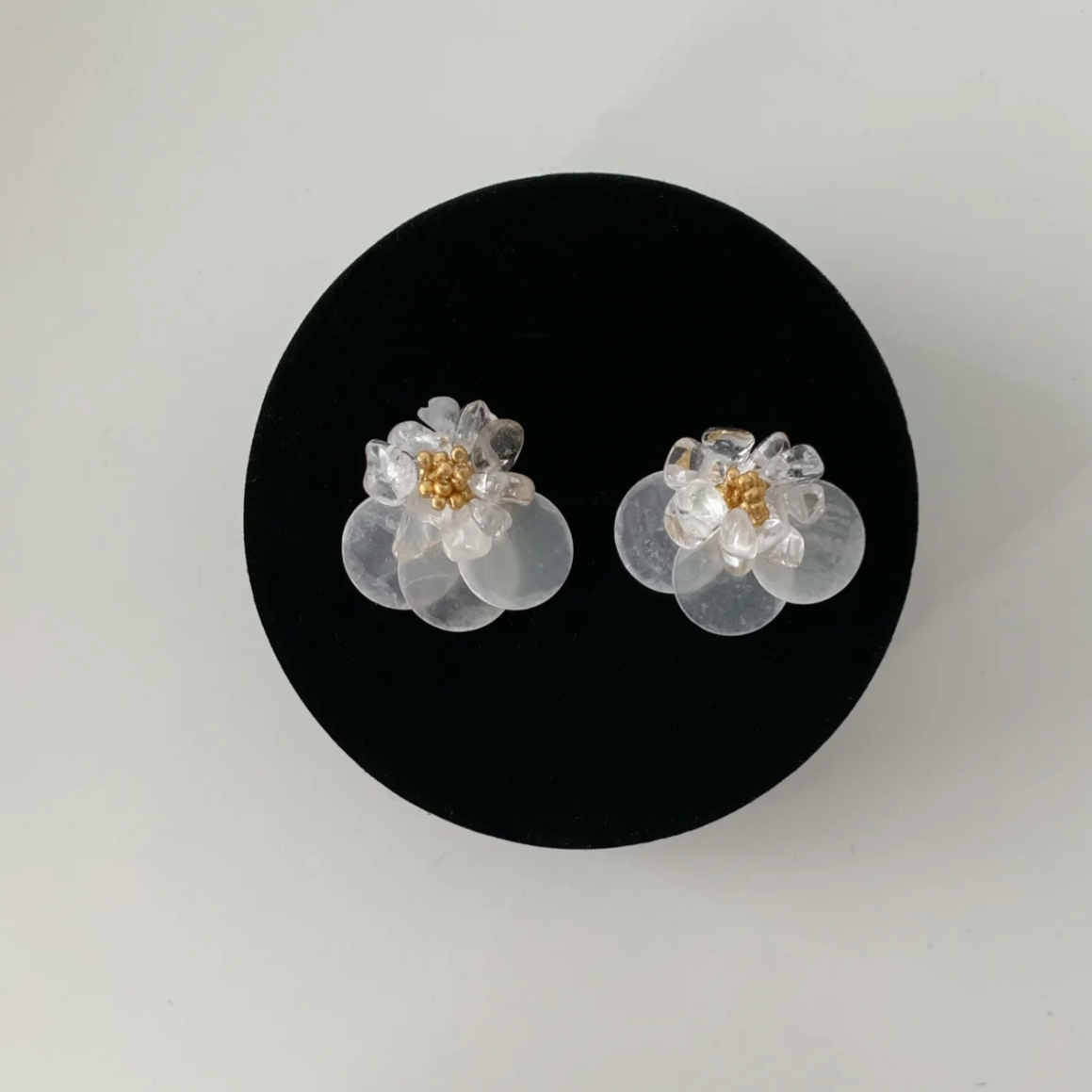 【グッズ】【💎ミストフラワー】ハンドメイド 天然ホワイトクリスタル 天然シェル フレンチロマンティック ピアス / イヤリング 【JZシリーズ】