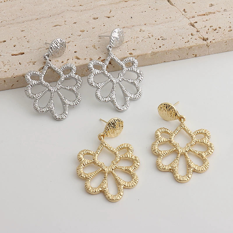 【🎁 B2G1｜先行スタート！】【グッズ】個性派デザイン 金属×ラタン フラワーモチーフ 透かし細工ピアス