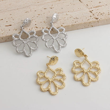 【🎁 B2G1｜先行スタート！】【グッズ】個性派デザイン 金属×ラタン フラワーモチーフ 透かし細工ピアス