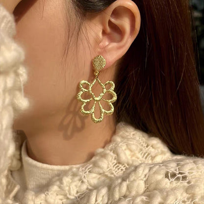 【🎁 B2G1｜先行スタート！】【グッズ】個性派デザイン 金属×ラタン フラワーモチーフ 透かし細工ピアス