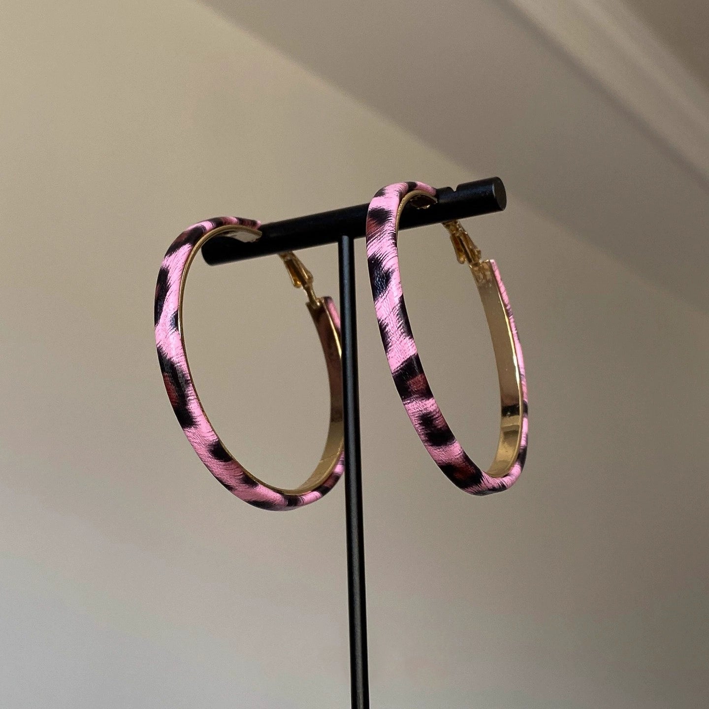 【🎁 B2G1｜先行スタート！】【グッズ】【目立ち度MAX】バービーピンク×レオパード柄フープピアス／ビッグサイズで小顔見え！