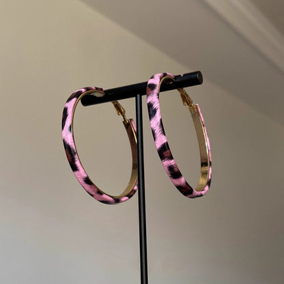 【🎁 B2G1｜先行スタート！】【グッズ】【目立ち度MAX】バービーピンク×レオパード柄フープピアス／ビッグサイズで小顔見え！