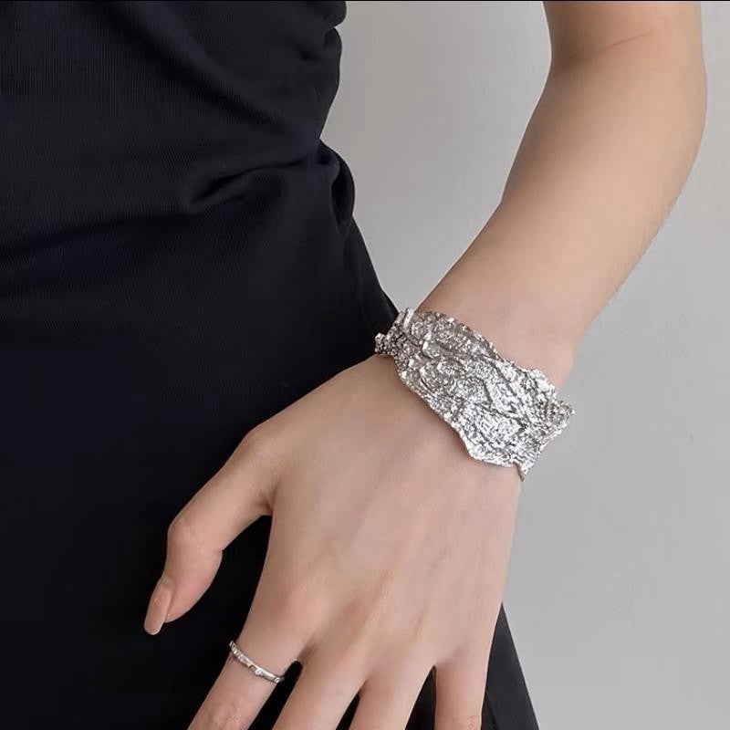 【グッズ】デザインバングル レディース 金属ブレスレット アシンメトリー加工 存在感アクセサリー 高級感