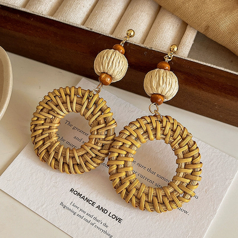 【🎁 B2G1｜先行スタート！】【グッズ】高級感 海辺バカンス ストロー編みピアス ノンホールクリップタイプ イヤリング