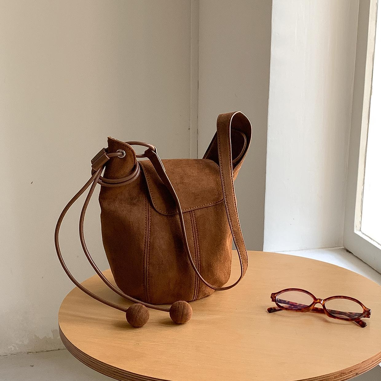 【バッグ】スエード調 ハンドバッグ ファーチャーム付き シンプル 高級感 ショルダーバッグ