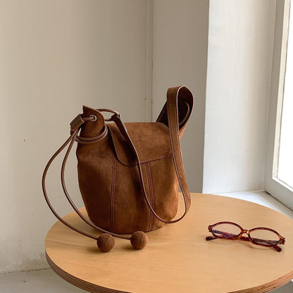 【バッグ】スエード調 ハンドバッグ ファーチャーム付き シンプル 高級感 ショルダーバッグ