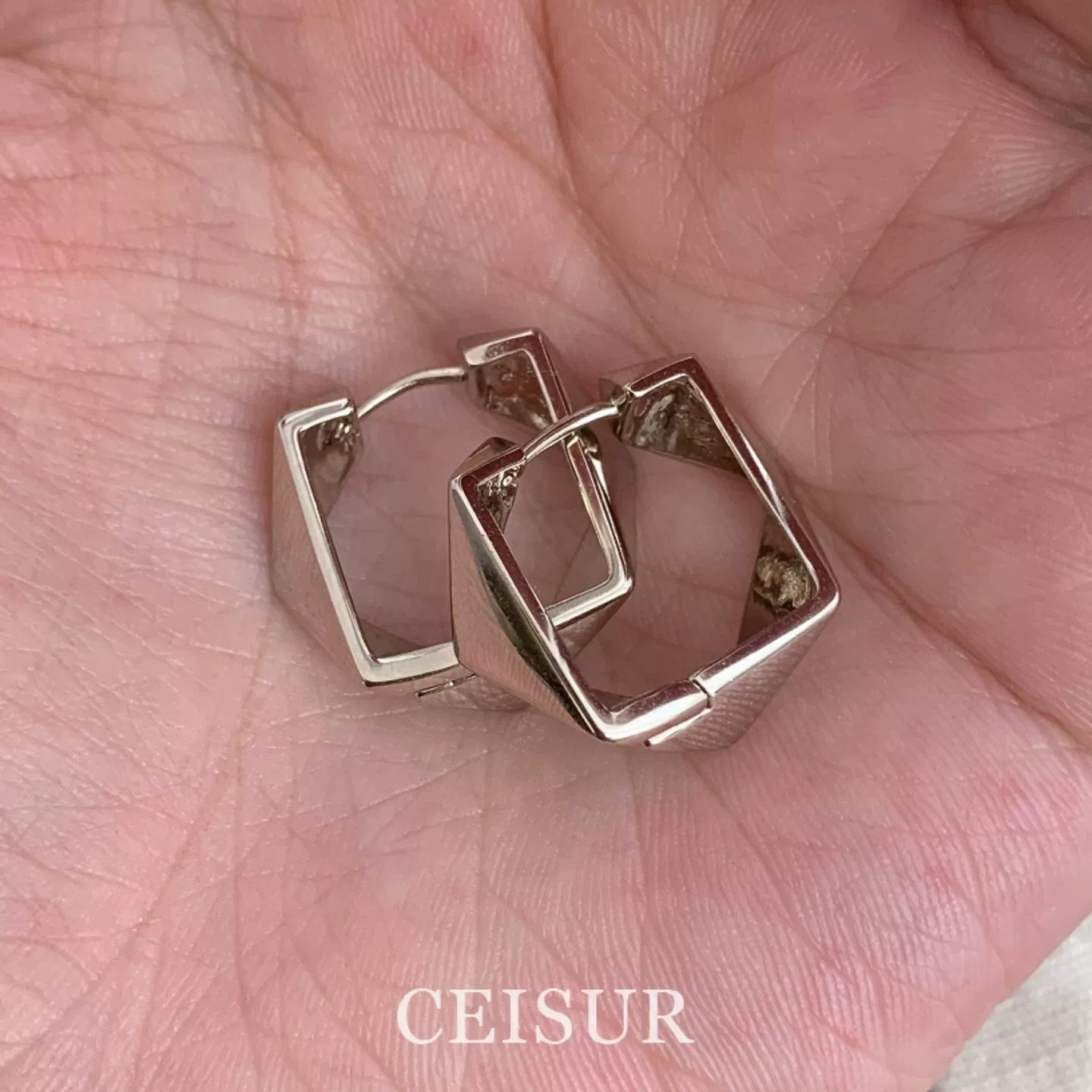 【グッズ】シンプルクール幾何学スクエアイヤーカフ 気品溢れる高級感 ファッション性抜群 レトロピアス