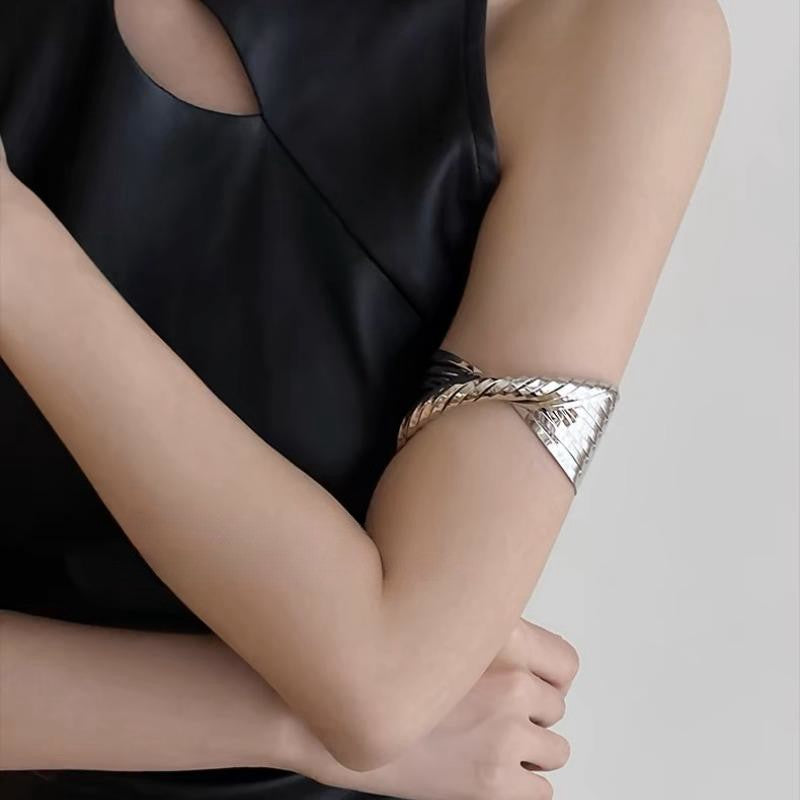 【グッズ】欧米風オープンバングル レディース シンプルメタルアクセサリー モード系 高見えブレスレット