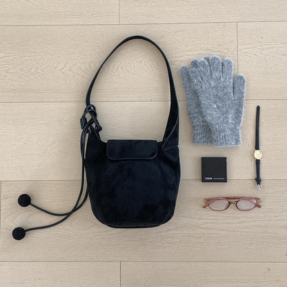 【バッグ】スエード調 ハンドバッグ ファーチャーム付き シンプル 高級感 ショルダーバッグ