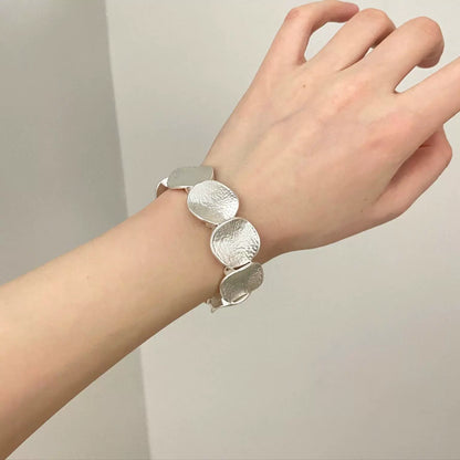 【グッズ】個性派＆ミニマル 不規則形バングル おしゃれで使いやすい大人の手元アクセサリー