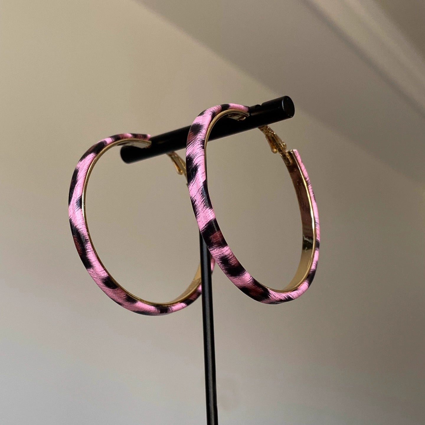 【🎁 B2G1｜先行スタート！】【グッズ】【目立ち度MAX】バービーピンク×レオパード柄フープピアス／ビッグサイズで小顔見え！