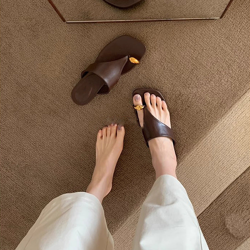 📈 注文殺到中【シューズ】おしゃれな メタルトゥカバー付き スクエアトウ フラットサンダル