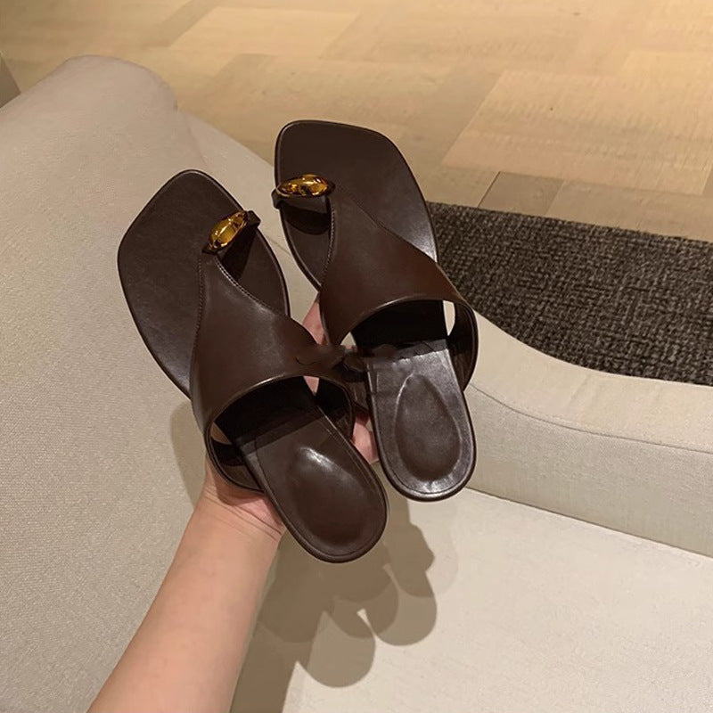 📈 注文殺到中【シューズ】おしゃれな メタルトゥカバー付き スクエアトウ フラットサンダル