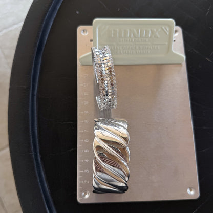 【🎁 B2G1｜先行スタート！】【グッズ】ファッションins風 着回し力抜群 気質感 チタン鋼製 オープンバングル