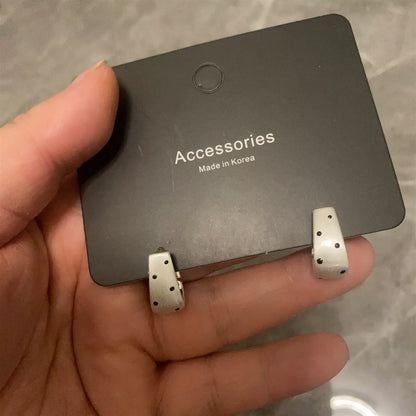 【グッズ】韓国風 ブラック 小ドット メタリック風 シンプルデザイン 小ぶり おしゃれ ピアス レディース