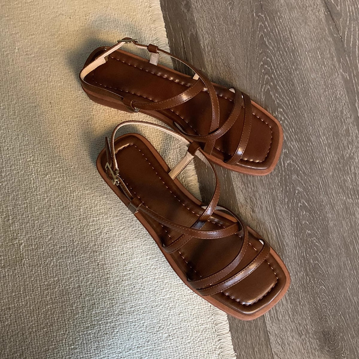 【シューズ】フレンチヴィンテージ クロスストラップ スクエアトゥサンダル 太ヒール ローマ風 新作