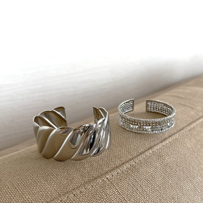 【🎁 B2G1｜先行スタート！】【グッズ】ファッションins風 着回し力抜群 気質感 チタン鋼製 オープンバングル