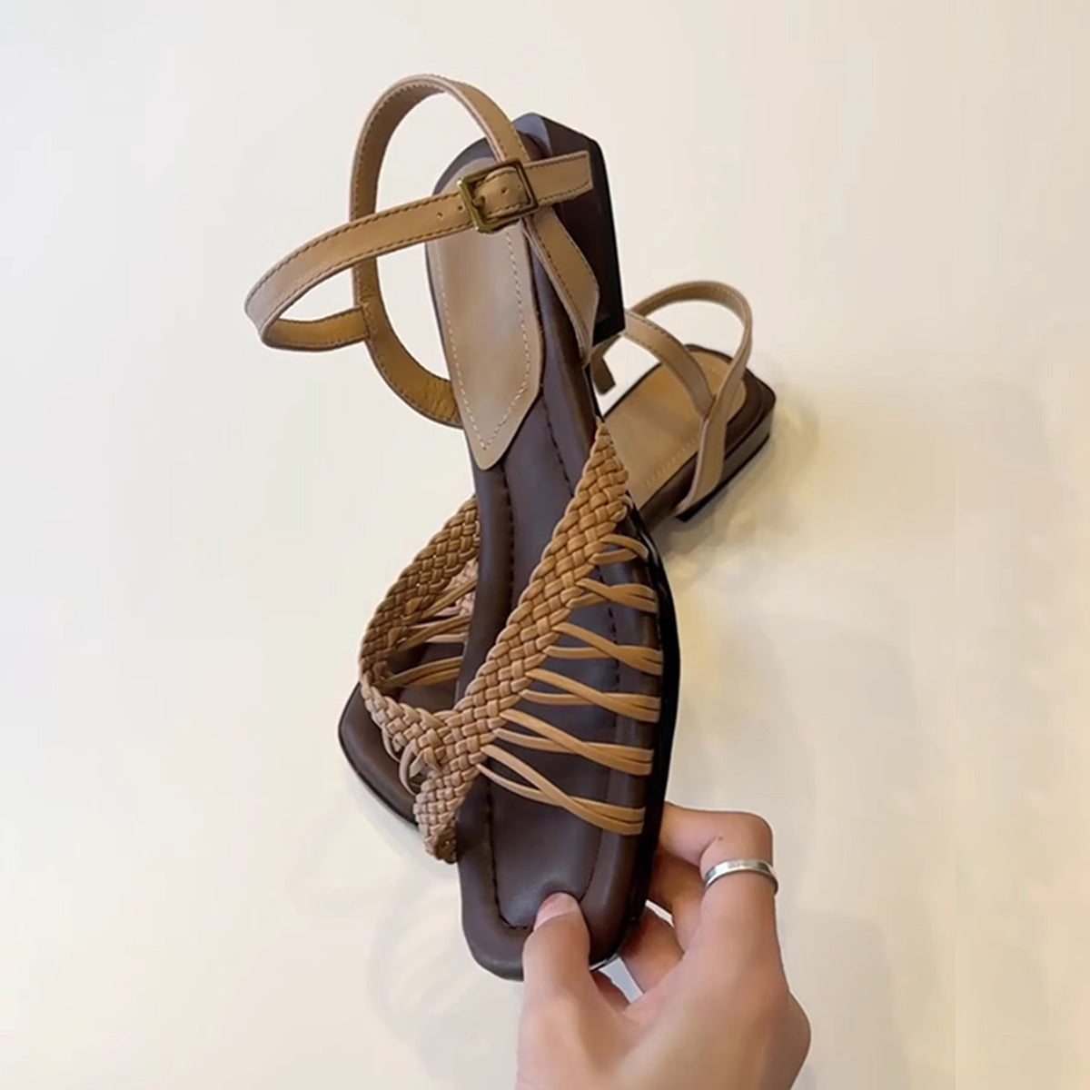 【シューズ】ヴィンテージ編み込みスクエアトゥ ローヒールリゾートサンダル