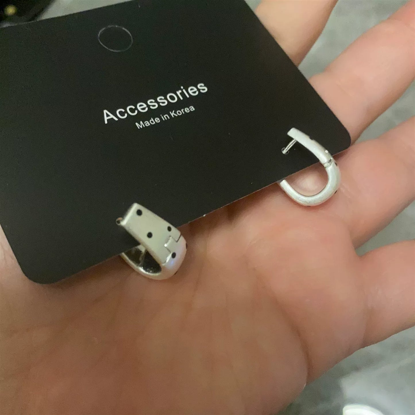 【グッズ】韓国風 ブラック 小ドット メタリック風 シンプルデザイン 小ぶり おしゃれ ピアス レディース