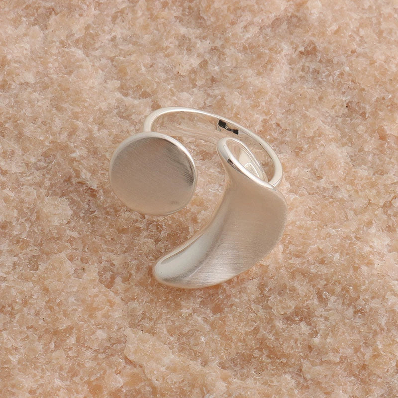 【グッズ】フレンチエレガンス 幾何ムーンモチーフ メタルプリーツ オープンリング