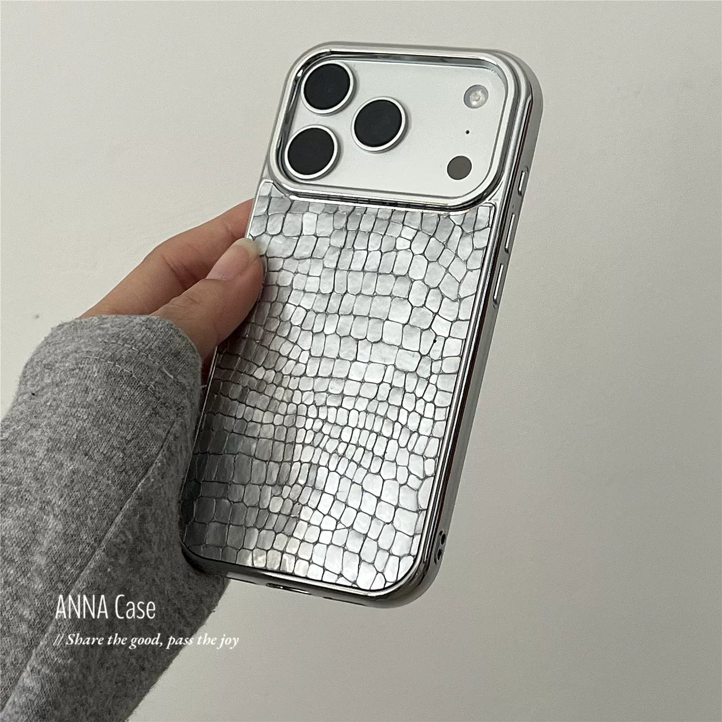 【グッズ】高級感 シルバーグレー メッキ加工 クロコ型押し レザー iPhone17 Pro Max対応ケース 新作 iPhone16 / 15 Pro / 14対応 全面保護 耐衝撃 男女兼用