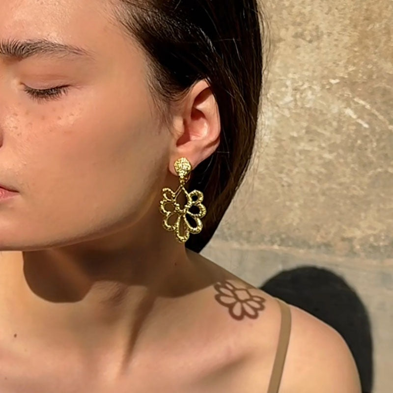 【🎁 B2G1｜先行スタート！】【グッズ】個性派デザイン 金属×ラタン フラワーモチーフ 透かし細工ピアス